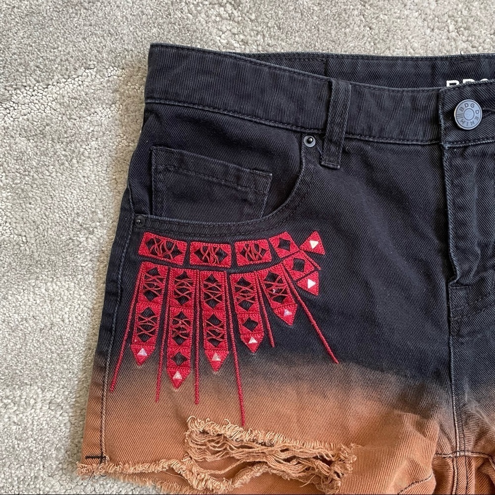 BDG Ombre Freja Mid Rise Vintage Fit Distressed Embroidered Denim Shorts Size 26 - Picture 3 of 8